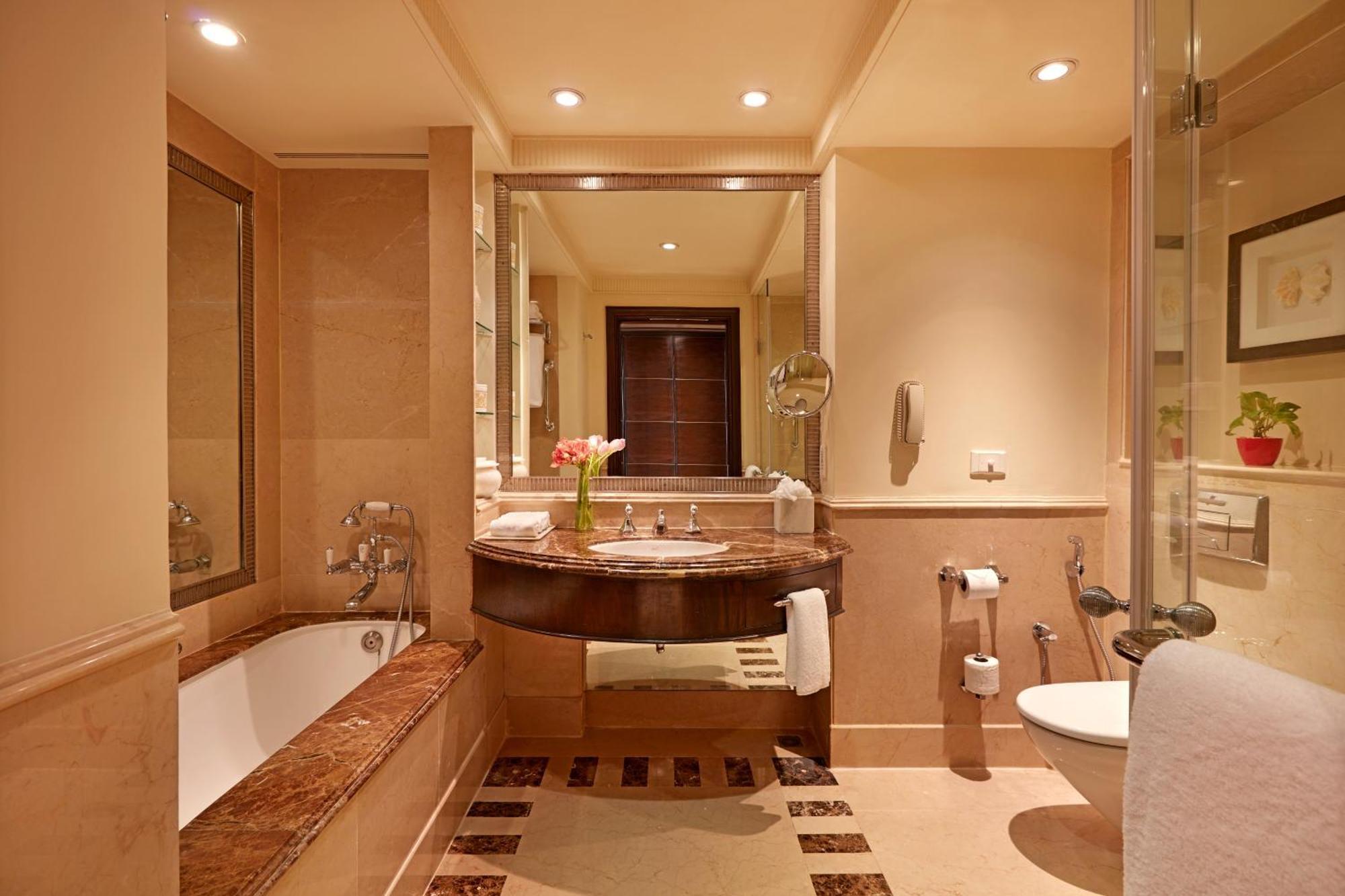 Deluxe King Suite  - Club Lounge Access, Airport pickup, Butler service,1709934132:JPEG
